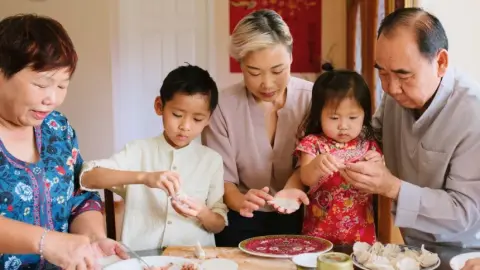 China prohíbe adopciones a extranjeros en crisis natalidad