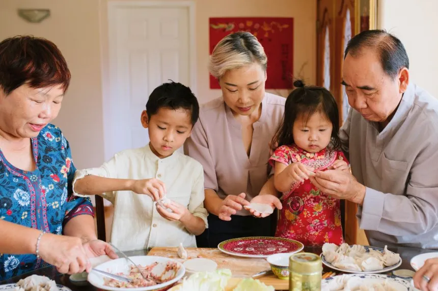 China prohíbe adopciones a extranjeros en crisis natalidad